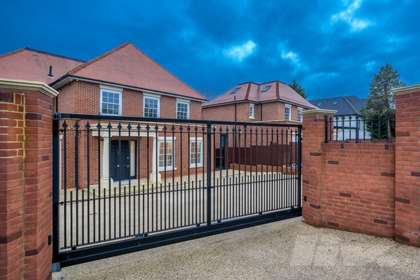 5 Bedroom House to rent in Barnet Road, Arkley, London, EN5
