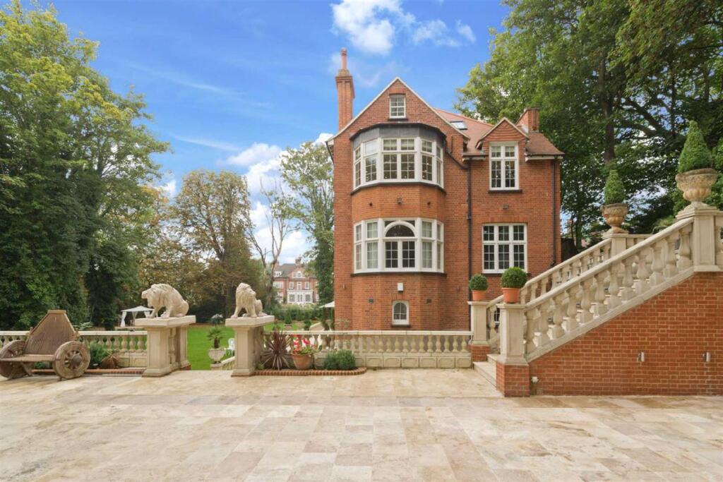 2 Bedroom Apartment to rent in Hampstead, London, NW3