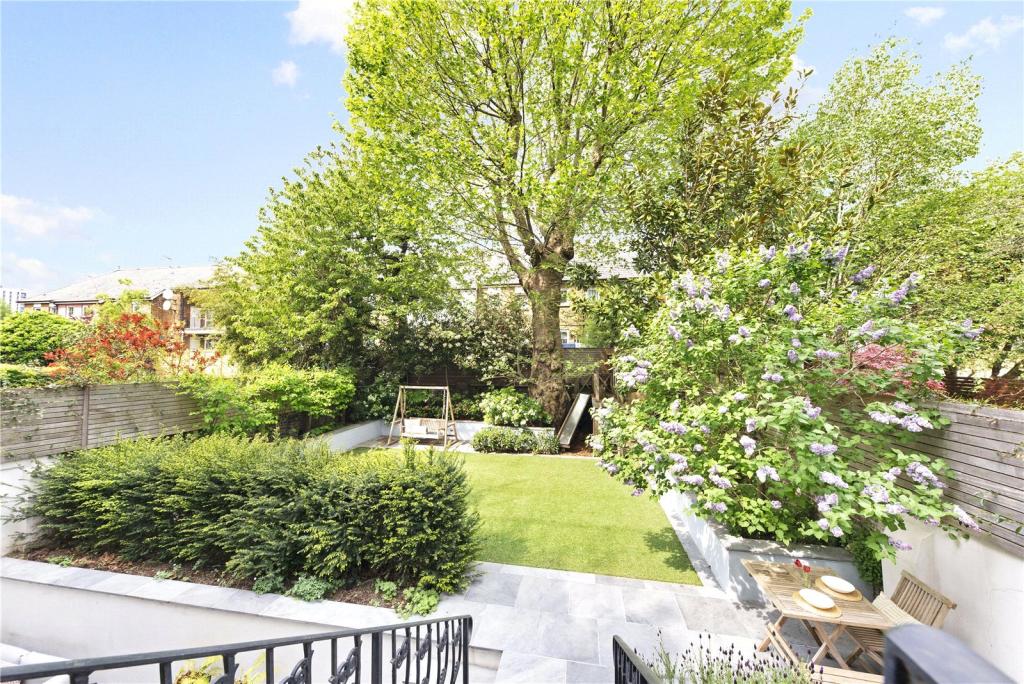 3 Bedroom Apartment to rent in Holland Park, London, W11
