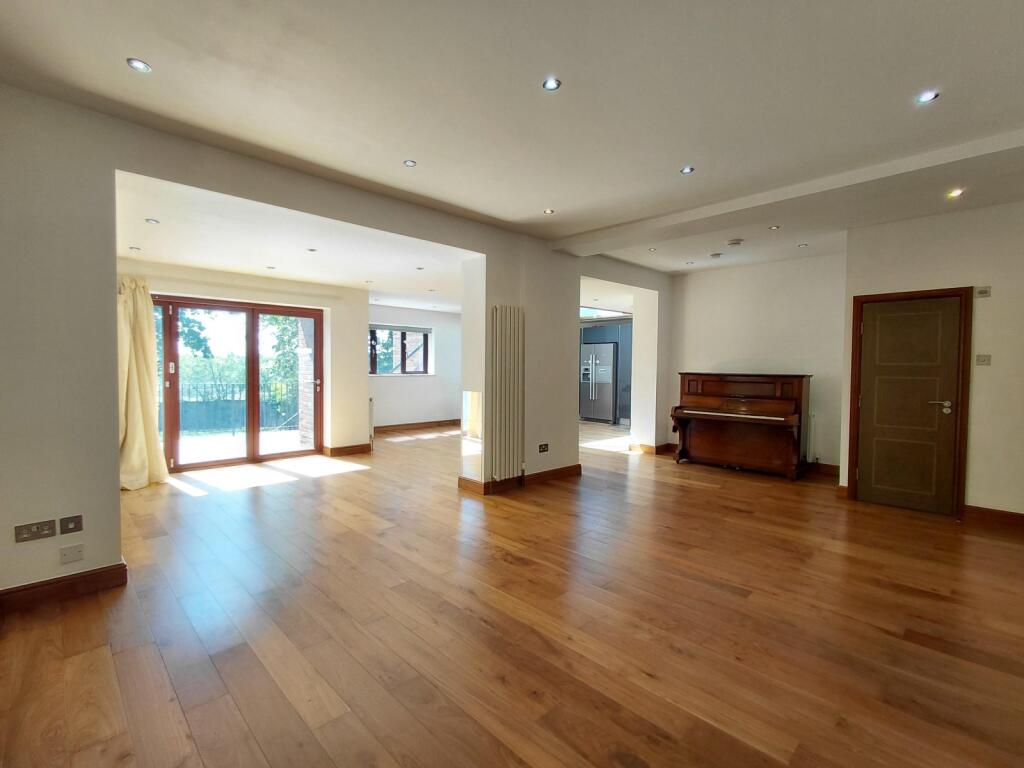 5 Bedroom Semi Detached to rent in Woodside Park, London, N12