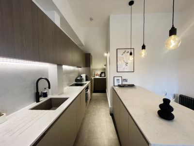 2 Bedroom Flat to rent in Brondesbury Road, Queens Park, London, NW6