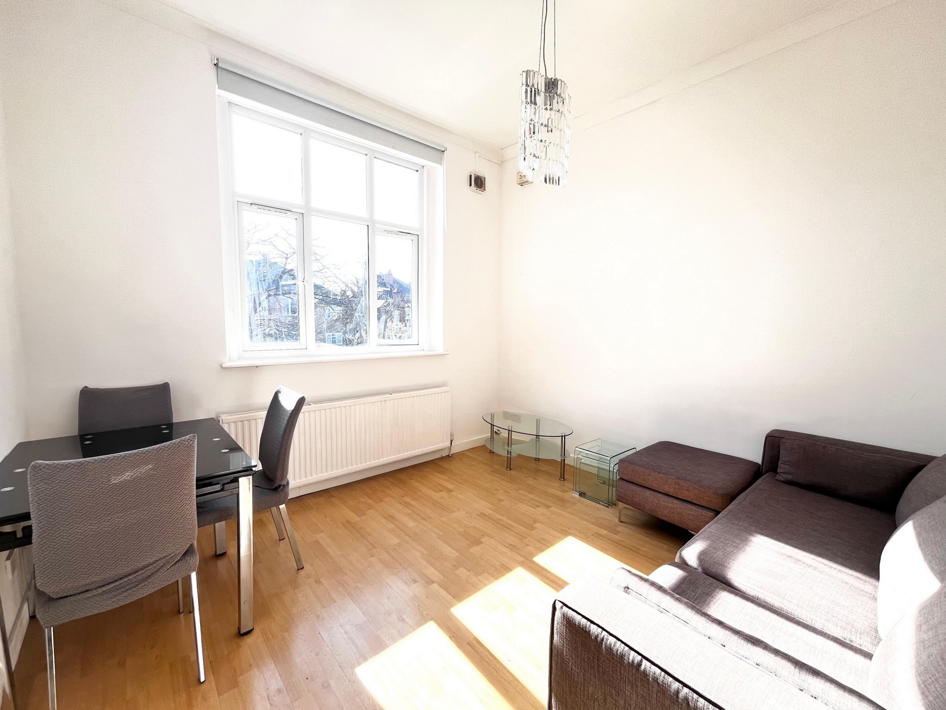 3 Bedroom Flat to rent in Cricklewood, London, NW2