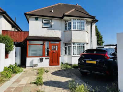 4 Bedroom Detached to rent in The Vale, Golders Green, London, NW11
