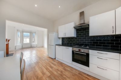 3 Bedroom Flat to rent in Huddlestone Road, Willesden Green, London, NW2