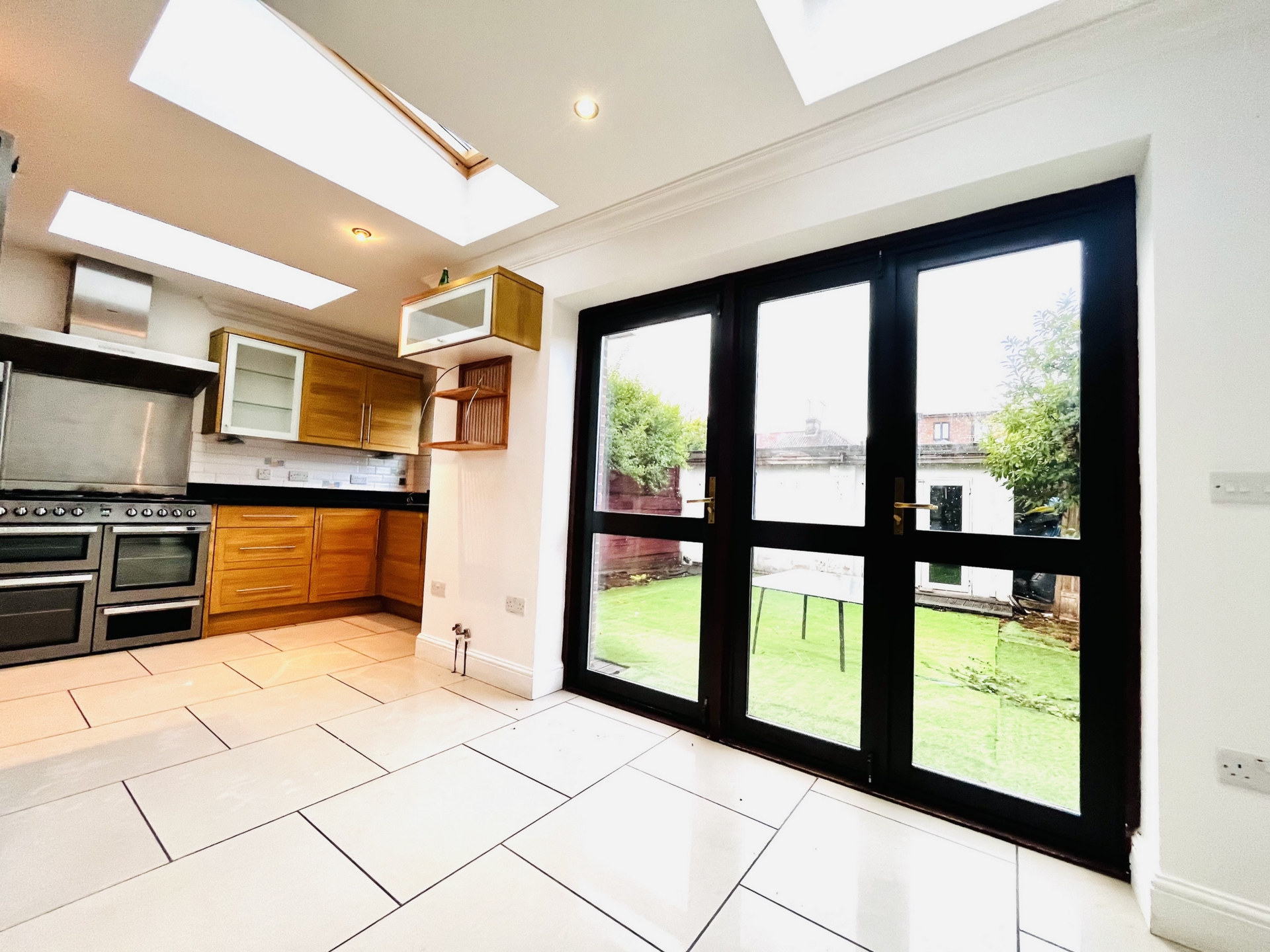 5 Bedroom Semi Detached to rent in Cricklewood, London, NW11