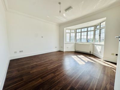 4 Bedroom Detached to rent in The Vale, Golders Green, London, NW11