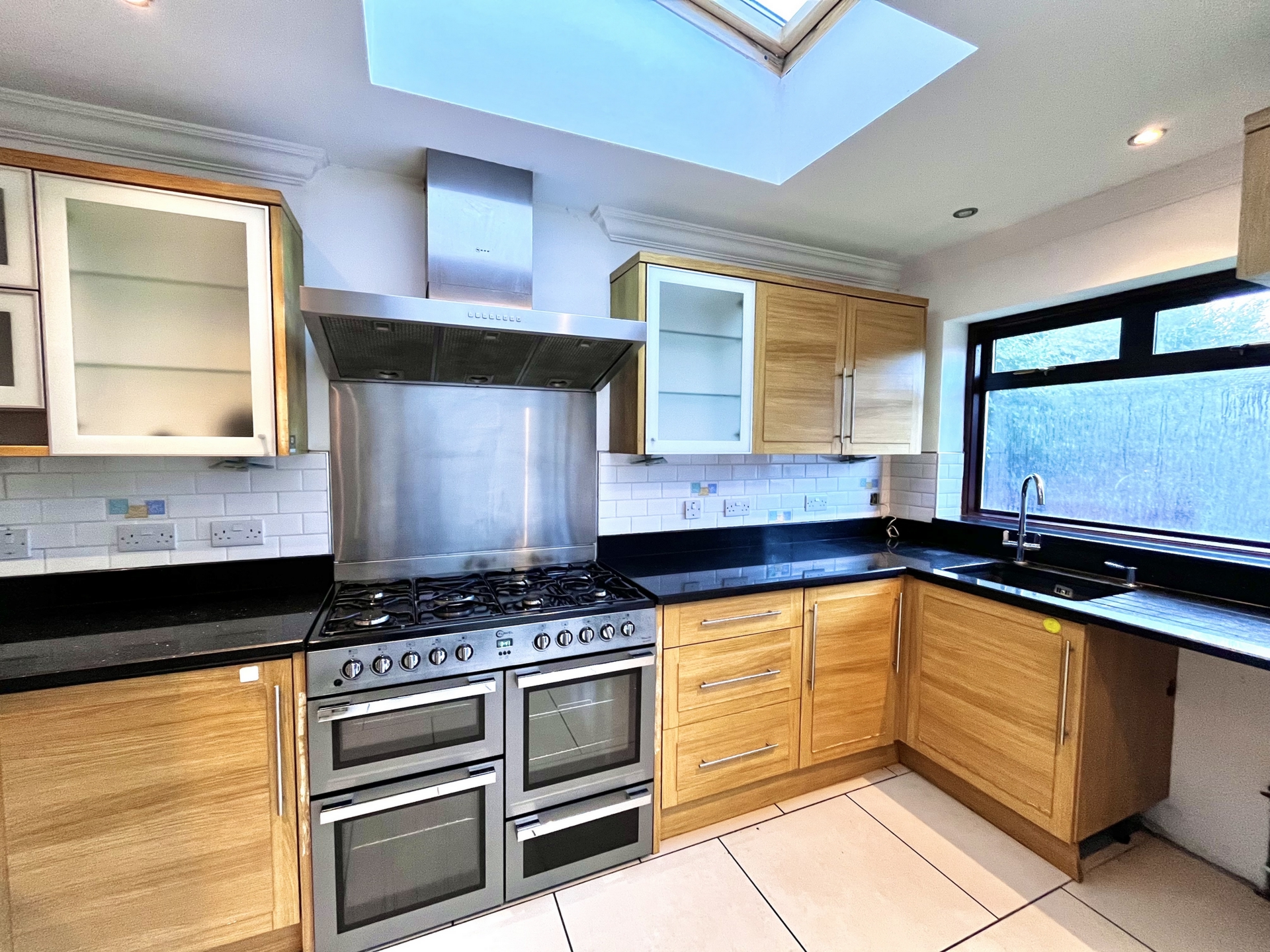 5 Bedroom Semi Detached to rent in Cricklewood, London, NW11