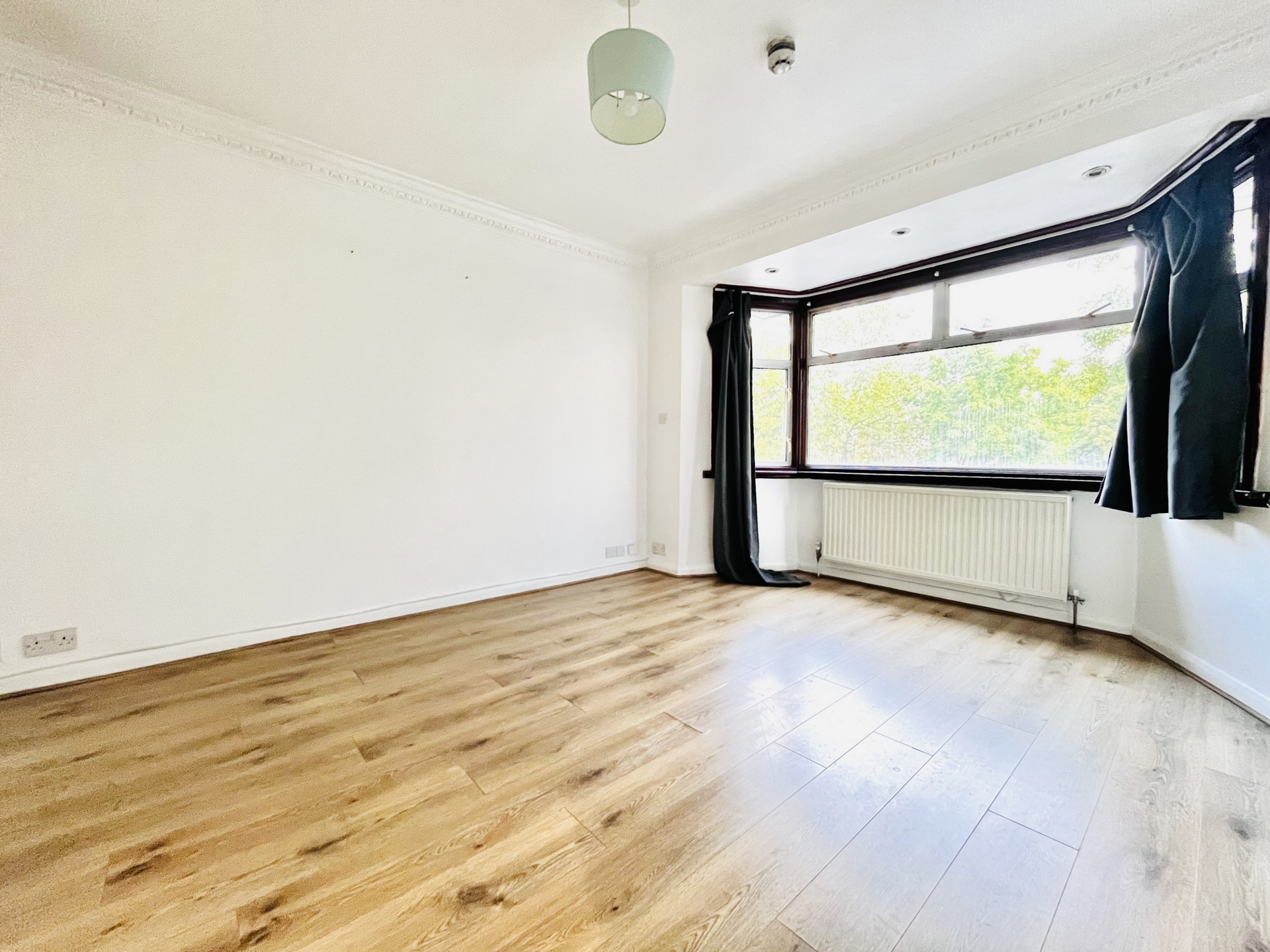 5 Bedroom Semi Detached to rent in Cricklewood, London, NW11