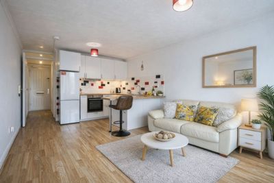 2 Bedroom Flat to rent in Christchurch Avenue, Kilburn, London, NW6