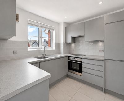 2 Bedroom Flat to rent in Kingweston Close, Cricklewood, London, NW2