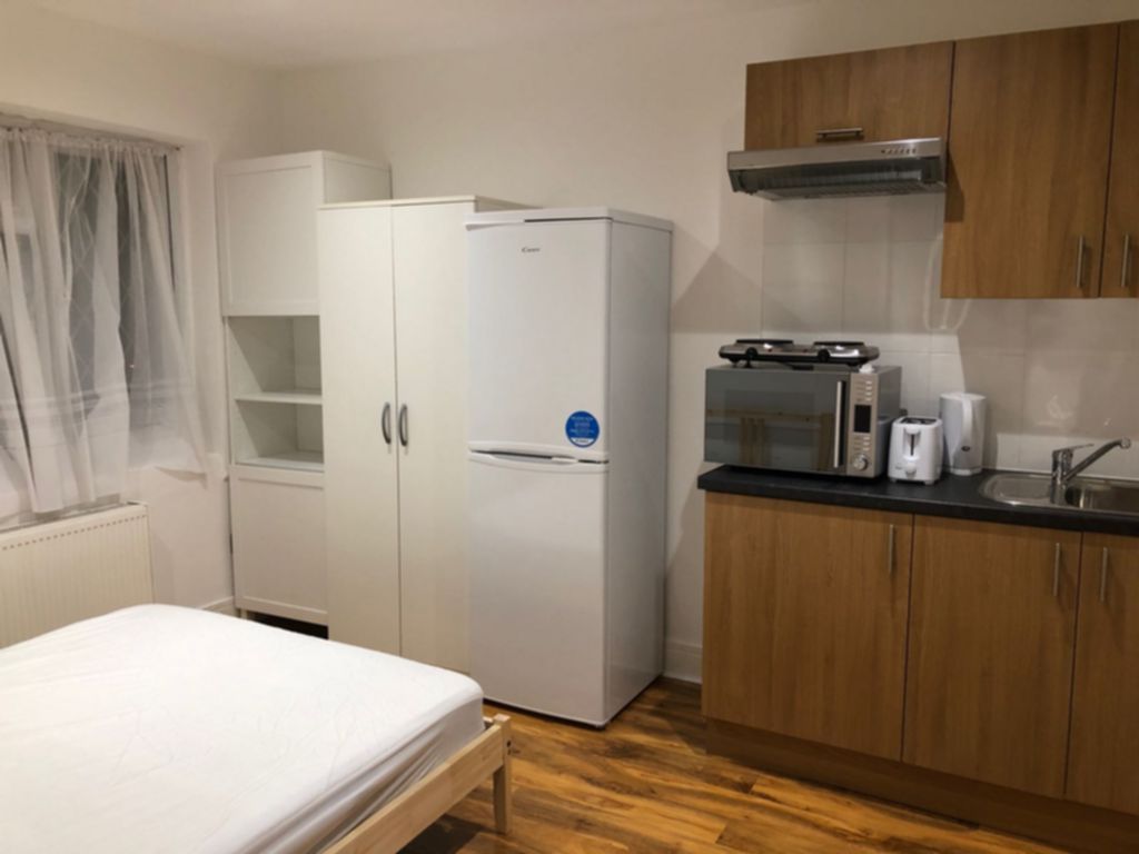 Studio to rent in Neasden, London, NW2