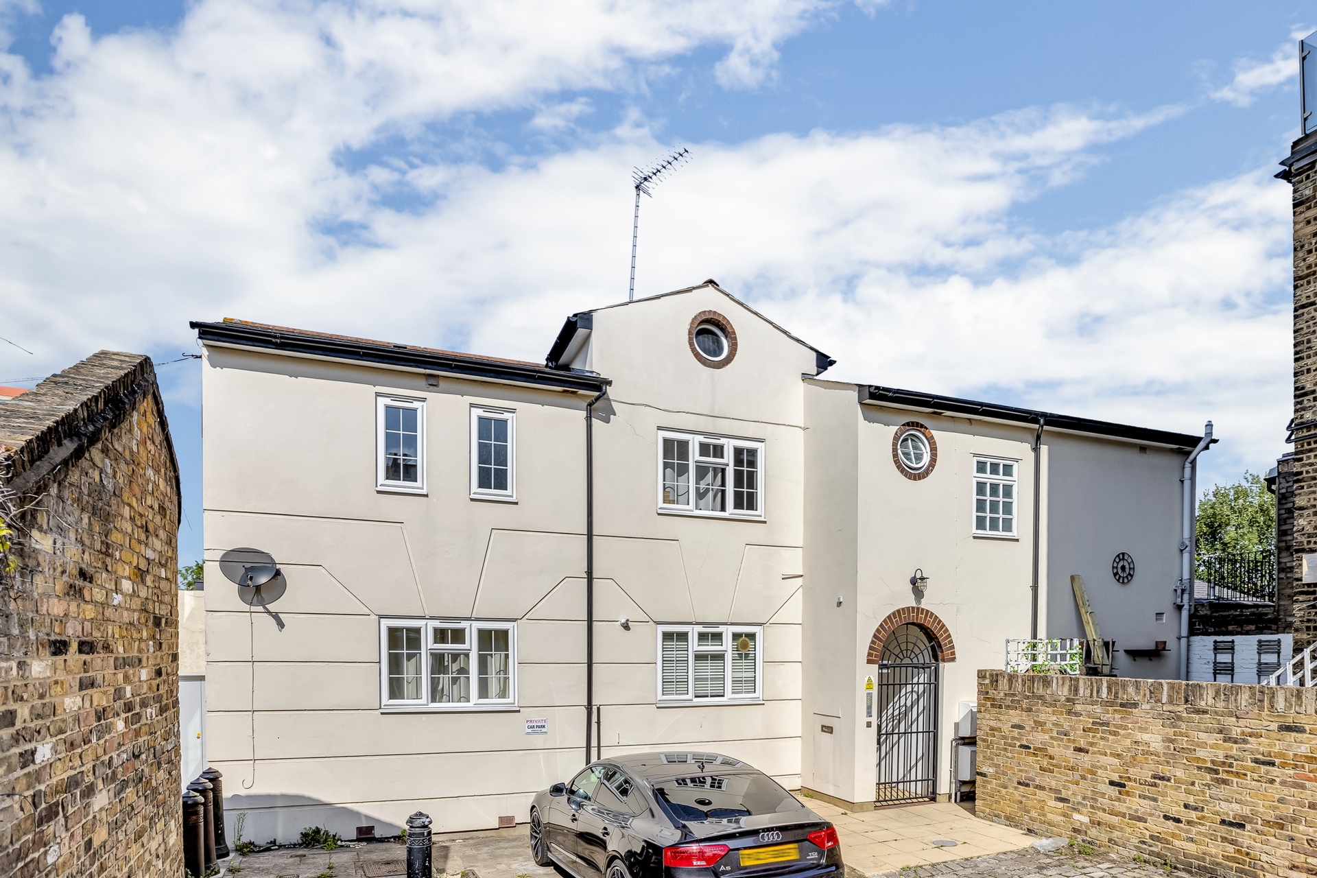 2 Bedroom House to rent in Pembrook Mews Cologne Road, Wandsworth, London, SW11