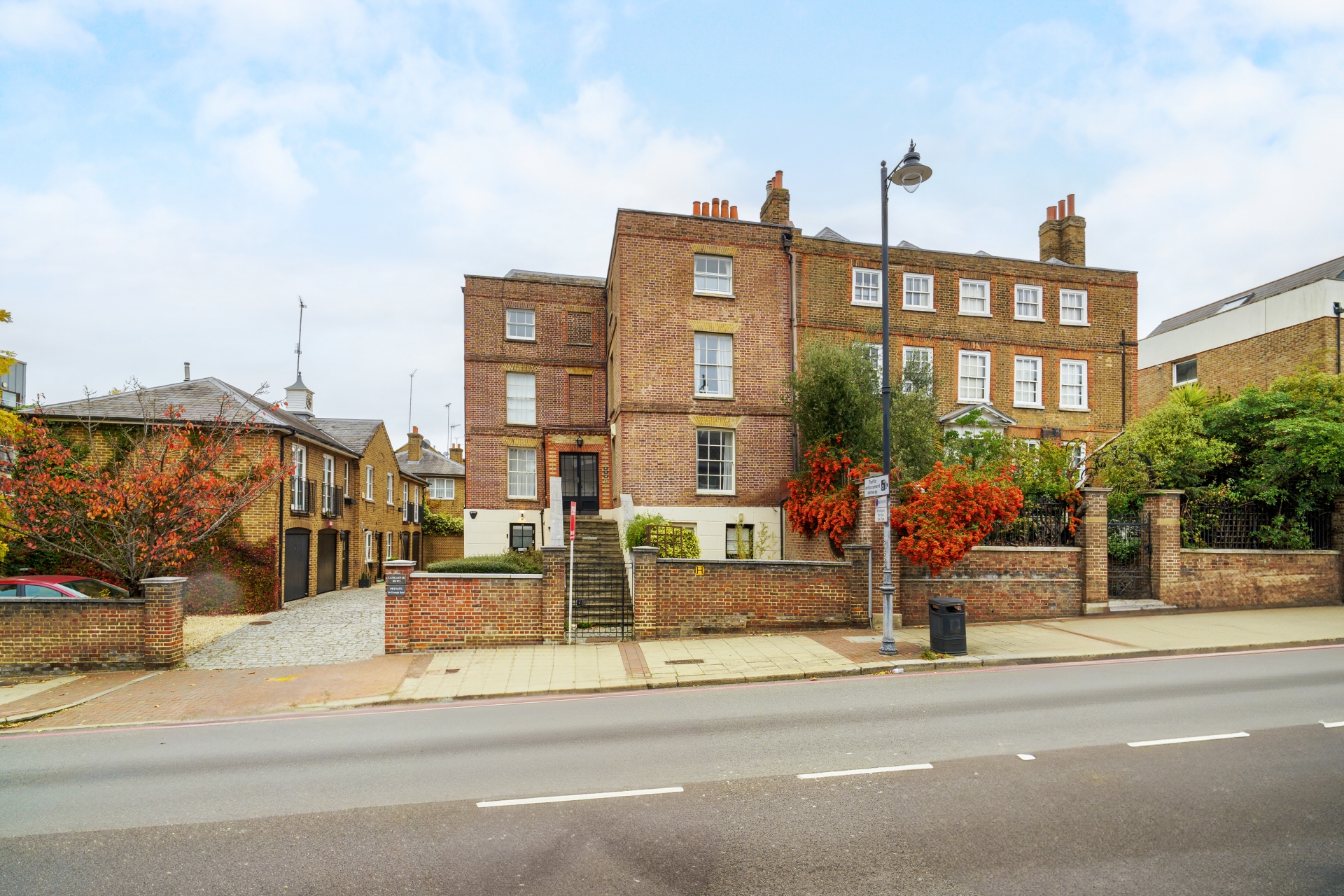 2 Bedroom Apartment to rent in Lancaster Mews, London, SW18