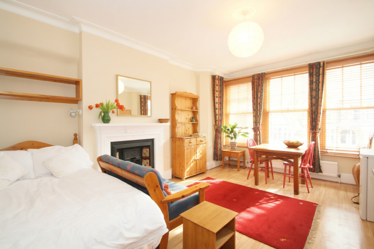 Bedsit to rent in Muswell Hill, London, N10