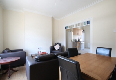3 Bedroom Flat to rent in Kentish Town Road, Camden, London, NW1