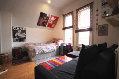 3 Bedroom Flat to rent in Middleton Grove, Islington, London, N7