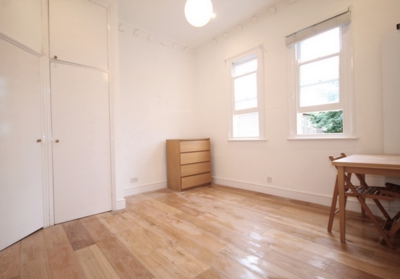 3 Bedroom Flat to rent in Middleton Grove, Islington, London, N7