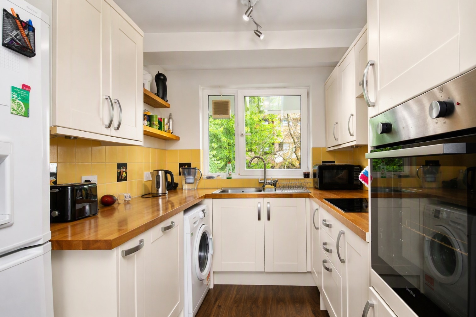 3 Bedroom Flat to rent in Gibson Road, Lambeth, London, SE11