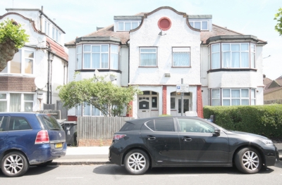 2 Bedroom Flat to rent in The Drive, Golders Green, London, NW11