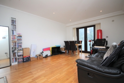 2 Bedroom Flat to rent in Bloomfield Ave, Palmers Green, London, N13