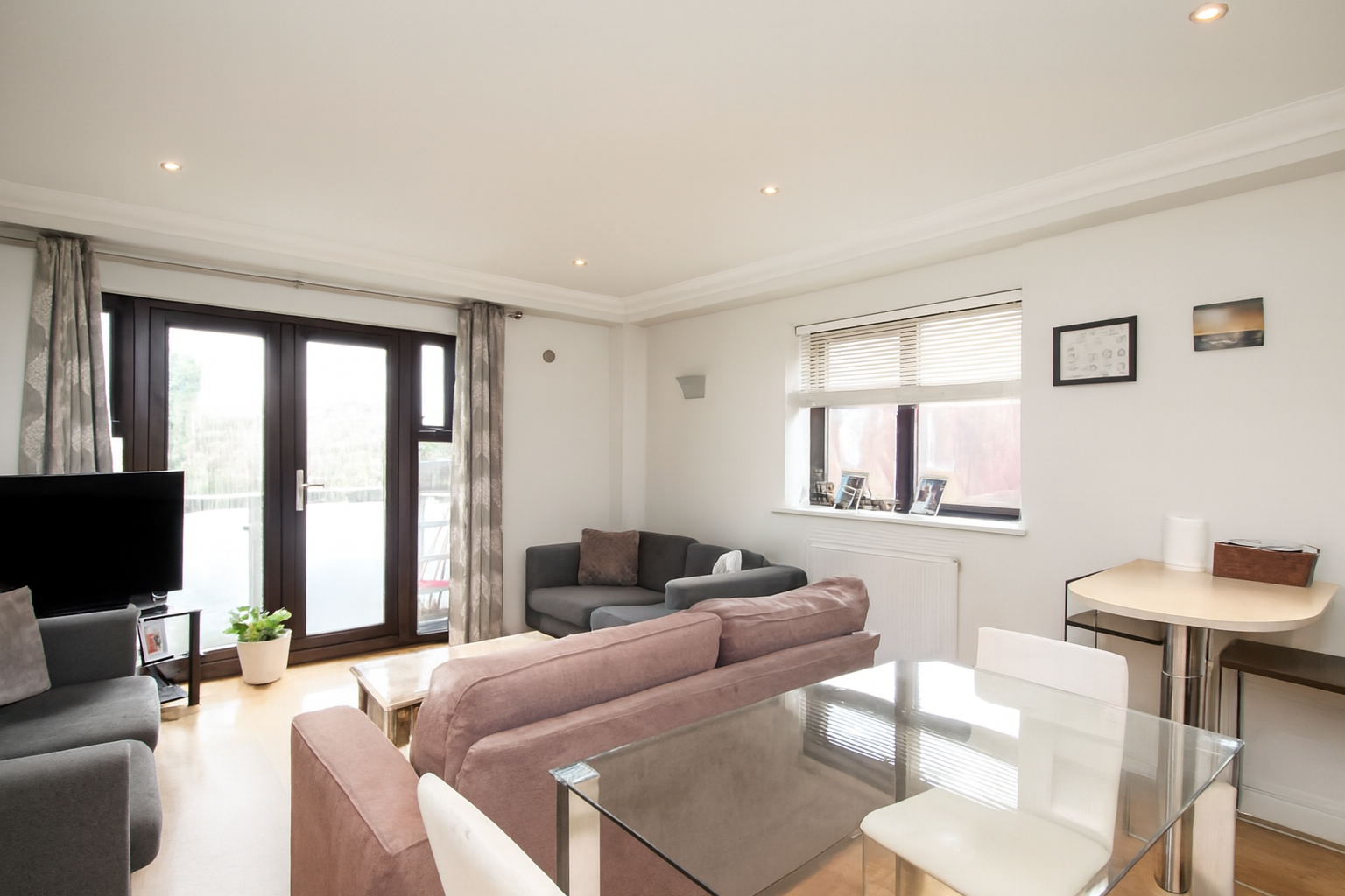 2 Bedroom Flat to rent in Palmers Green, London, N13