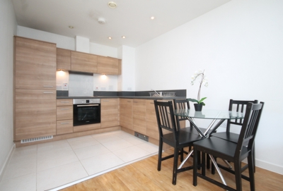 1 Bedroom Flat to rent in Commercial Road, Limehouse, London, E14