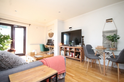 1 Bedroom Flat to rent in Broomfield Lane, Palmers Green, London, N13