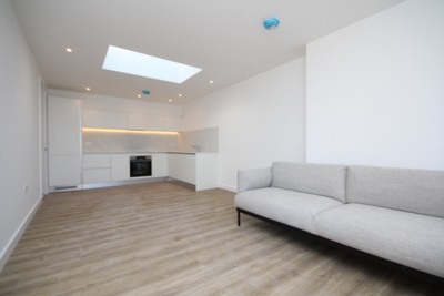 2 Bedroom Flat to rent in Green Lanes, Palmers Green, London, N13