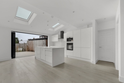 5 Bedroom House to rent in Hawkdene, Chingford, London, E4