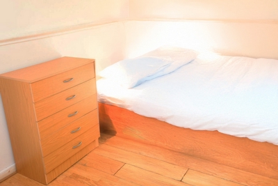 Double room - Single use to rent in Kimberley Road, West Ham, London, E16