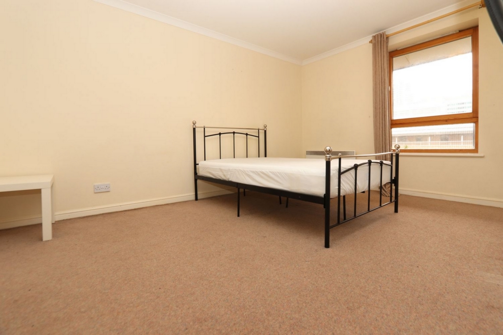 Ensuite Double Room to rent in South Quay, London, E14