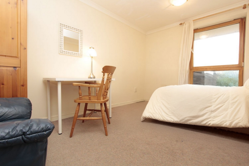Double room - Single use to rent in South Quay, London, E14