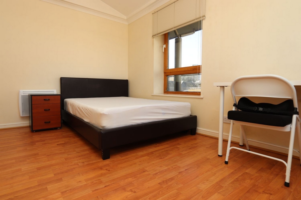 Double room - Single use to rent in South Quay, London, E14