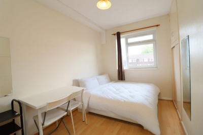Double room - Single use to rent in Lawrence Close, Bow, London, E3
