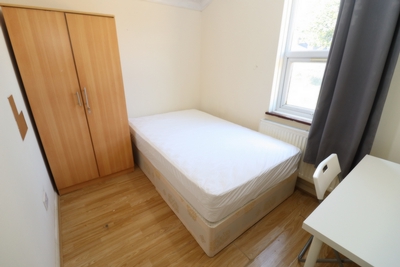 Double room - Single use to rent in Ashlin Road, Leyton, London, E15