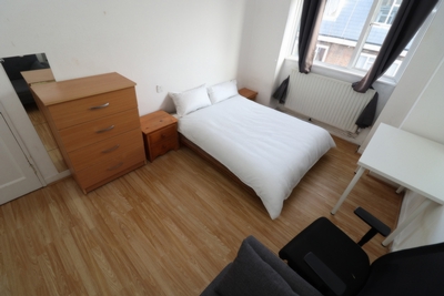 Double room - Single use to rent in Merceron House, Globe Road, Bethnal Green, London, E2