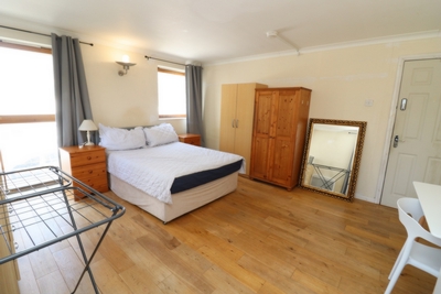 Double room - Single use to rent in Meridian Place, South Quay, London, E14