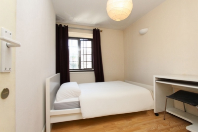 Double room - Single use to rent in St Georges Square, Limehouse, London, E14