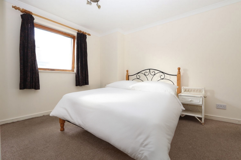 Ensuite Single Room to rent in South Quay, London, E14