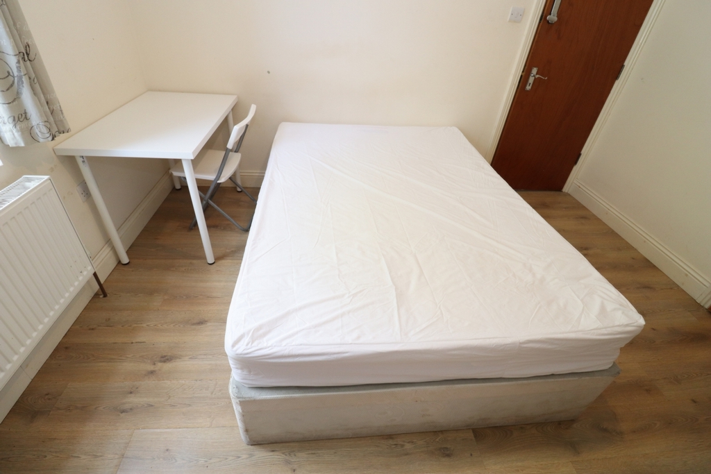 Ensuite Single Room to rent in Wood Green, London, N8