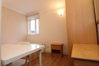 Double room - Single use to rent in 126 Duckett Street, Stepney Green, London, E1