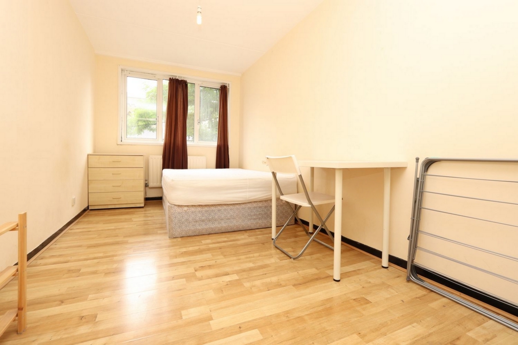 Double room - Single use to rent in Edgware Road, London, NW8