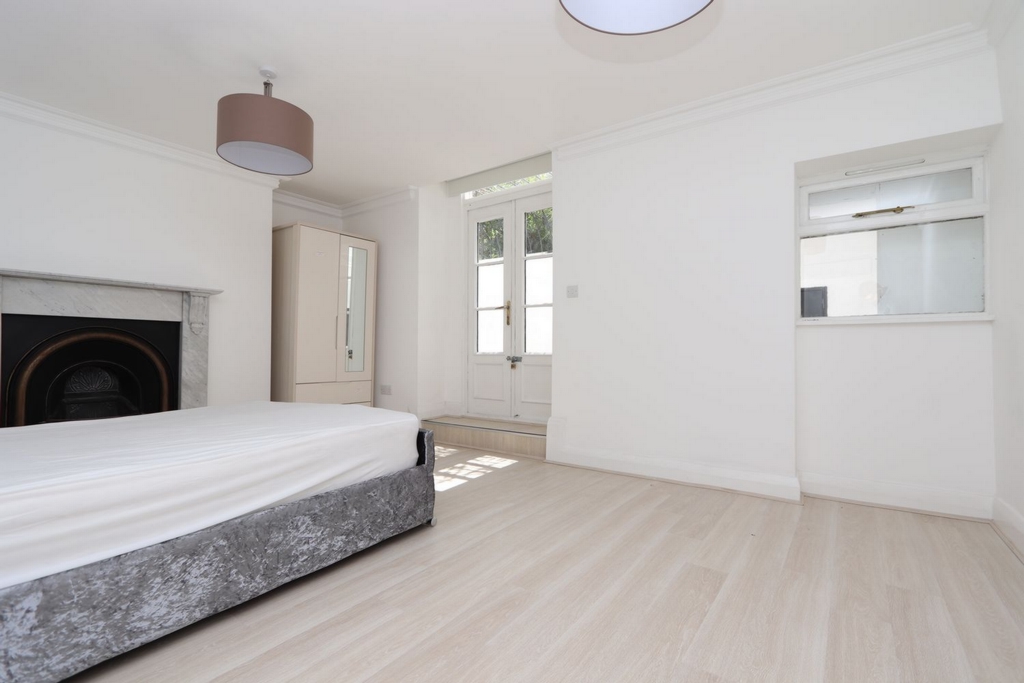 Double room - Single use to rent in Bow Road, London, E3