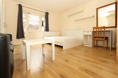 Double room - Single use to rent in Dingle Gardens, Westferry, London, E14
