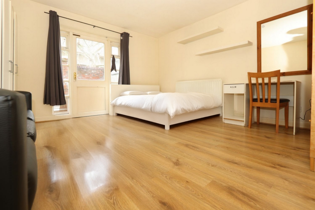 Double room - Single use to rent in Westferry, London, E14