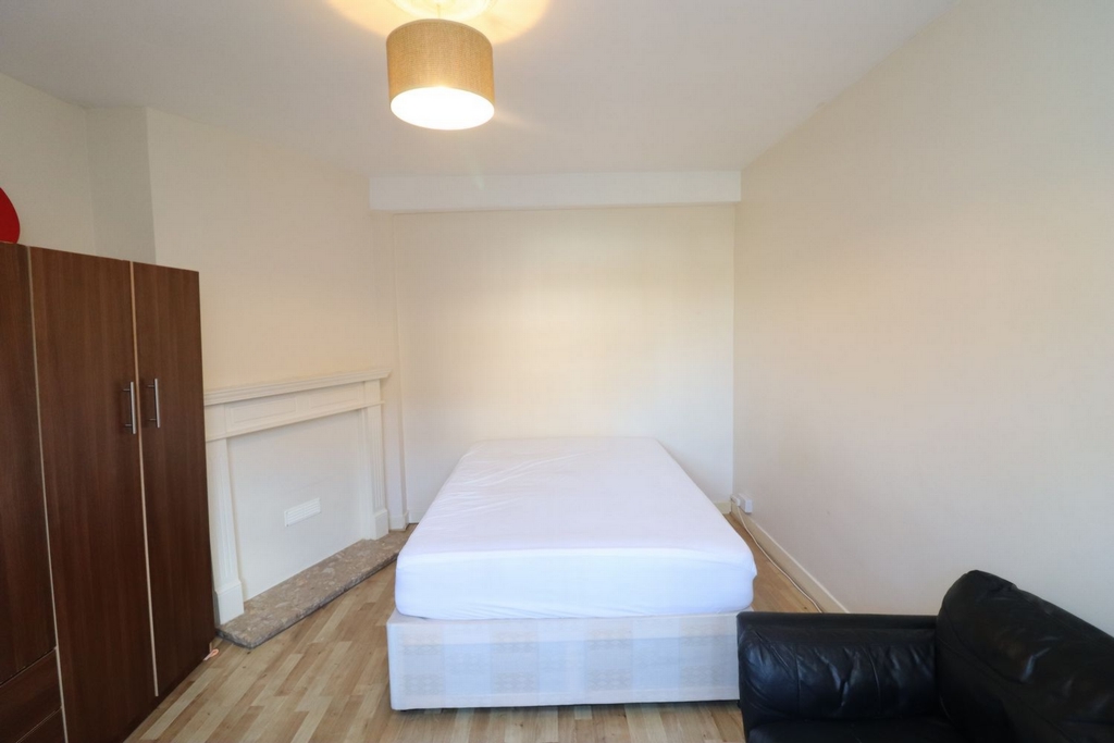 Double room - Single use to rent in Crossharbour, South Quay, London, E14