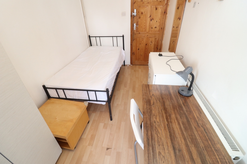 Single Room to rent in South Quay,Crossharbour, London, E14