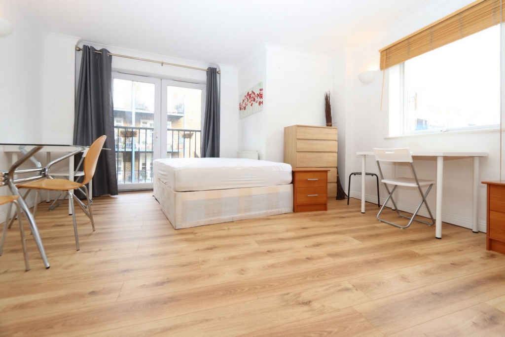 Double Room to rent in Westferry, London, E14
