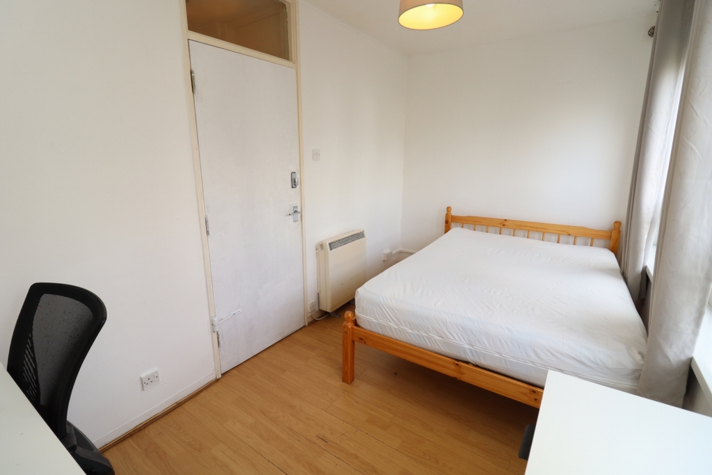Double room - Single use to rent in Crossharbour, London, E14