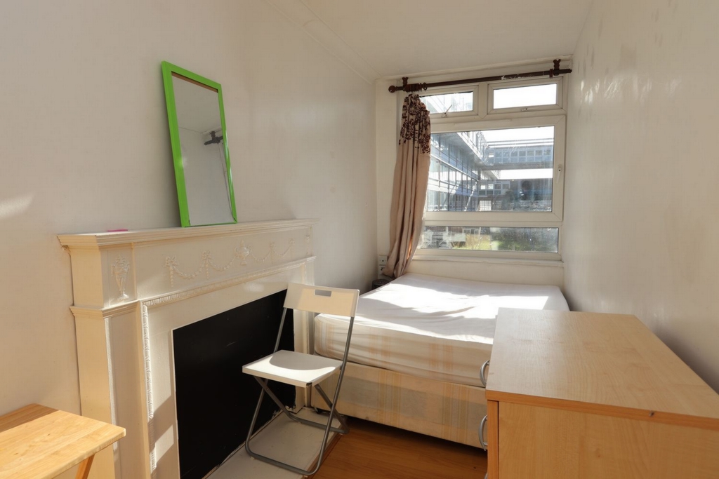 Double room - Single use to rent in Crossharbour, London, E14